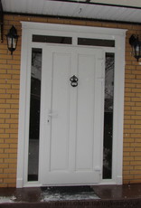 Двери входные деревянные